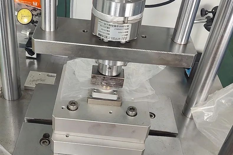 伺服壓裝機(jī)原理是對(duì)電動(dòng)缸軸承進(jìn)行精確的壓裝